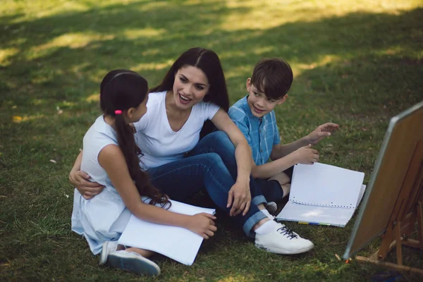 Gruppo di bambini con insegnante nel parco — Foto Stock