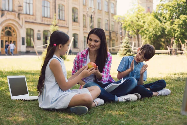 Lehrerin schenkt Apfel an Kind — Stockfoto