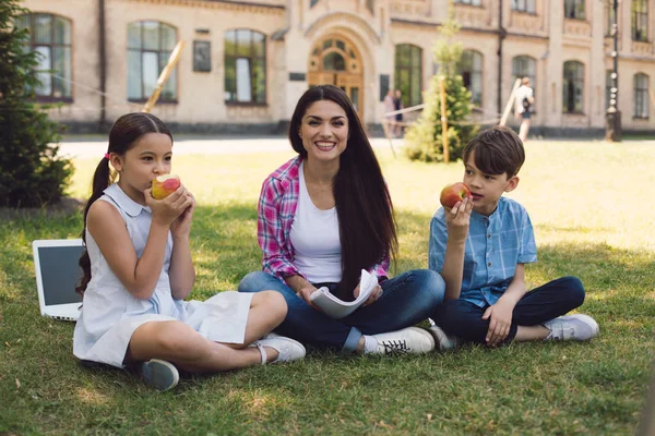 Lehrerin schenkt Apfel an Kind — Stockfoto