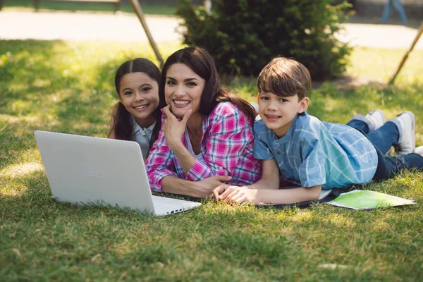 Een leraar geven les met laptop in park — Stockfoto