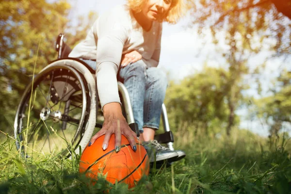 Sepet topu tekerlekli sandalye yatıyor — Stok fotoğraf