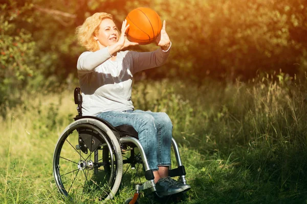 Tekerlekli sandalye basketbol oyuncusu topu onun tur ile — Stok fotoğraf