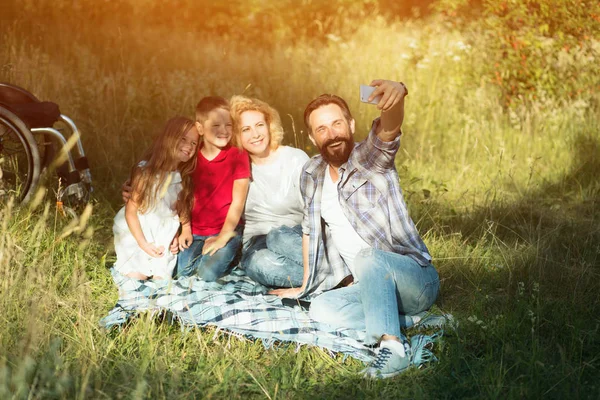 Boldog családi figyelembe selfie a piknik a parkban. Deréktól lefelé bénult — Stock Fotó