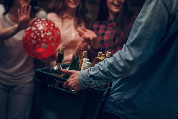 Homem segurando caixa com garrafas de champanhe em uma festa — Fotografia de Stock