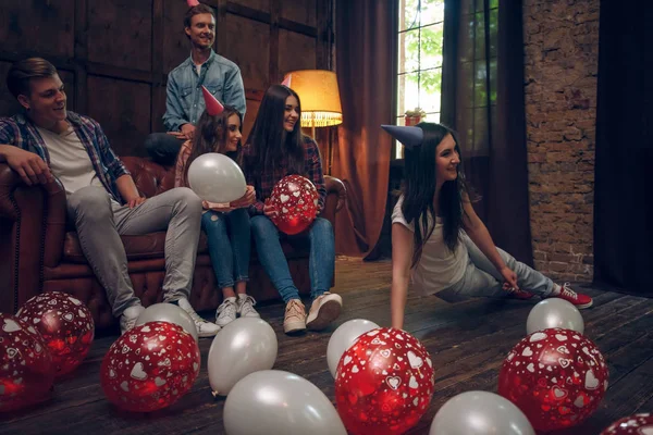 Glimlachend vrienden opknoping charades spelen op verjaardagsfeestje — Stockfoto