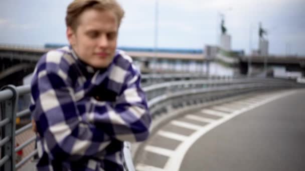 Homem caminhando sobre ponte na cidade — Vídeo de Stock