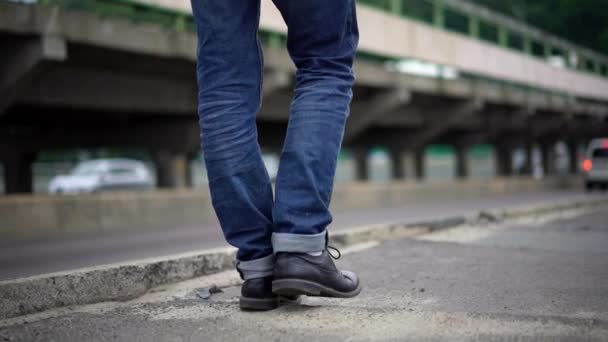 橋の歩道に立っている人 足で選択と集中 男だけでコンセプト — ストック動画
