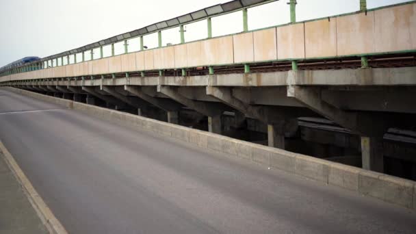 Ponte stradale con la guida di auto al mattino . — Video Stock