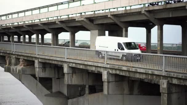 Straßenbrücke mit fahrenden Autos am Morgen. — Stockvideo