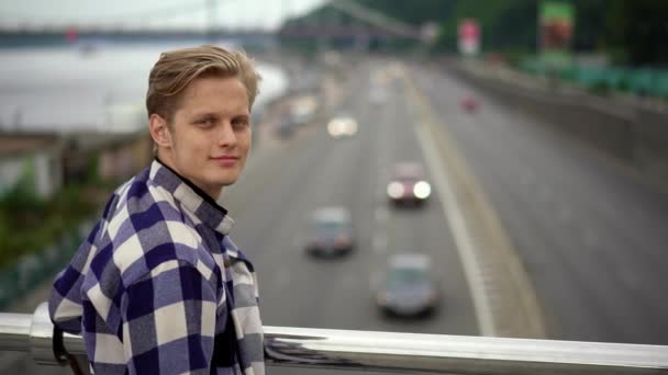 Jeune homme marchant le long du pont — Video