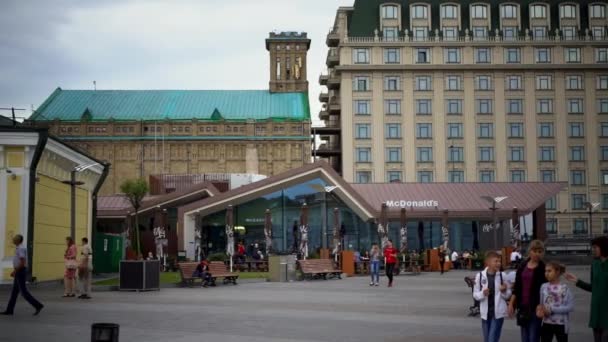 City Square bakgrund. Personer gå och ta foto. — Stockvideo