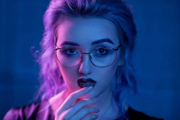 Mujer sexy en gafas con maquillaje vampiro —  Fotos de Stock