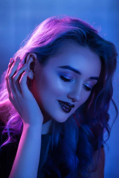 Vacker kvinna med natt makeup att vidröra hennes hår. Närbild — Stockfoto