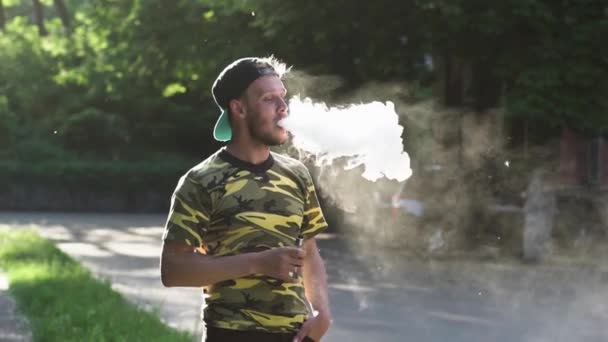 Young man holding vaping device — Stock Video