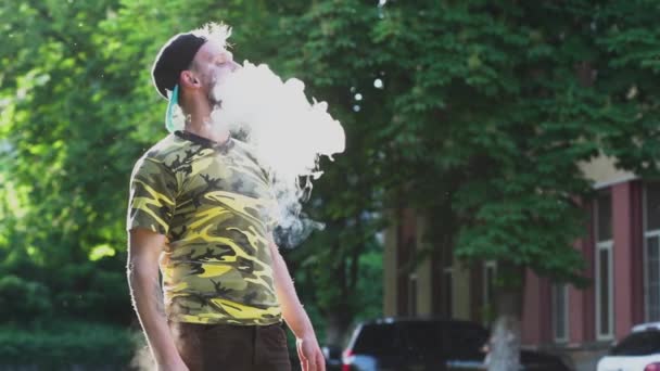 Jonge man met vaping apparaat — Stockvideo