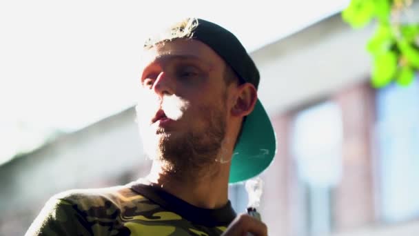 Okouzlující Vousatý Muž Fouká Kouř Vape Přes Nos Zastřelen Pomalém — Stock video