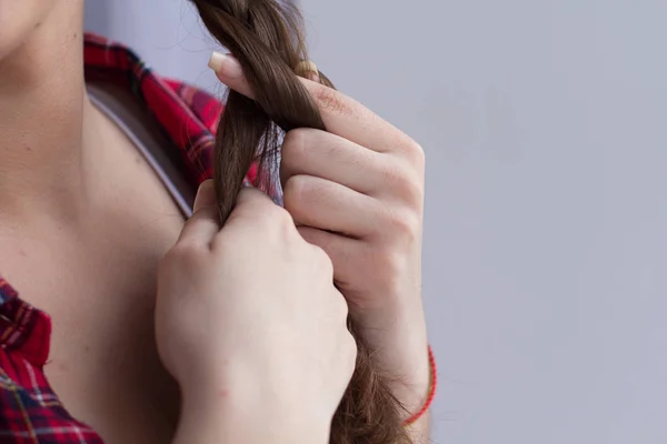 Chica trenzando su cabello . —  Fotos de Stock
