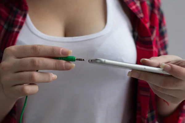 Menina conectando fones de ouvido . — Fotografia de Stock