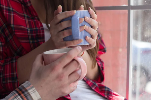 Pojke och flicka ha kaffe tillsammans. — Stockfoto