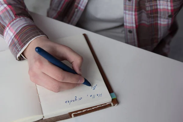 Jonge kerel thuis studeren. — Stockfoto