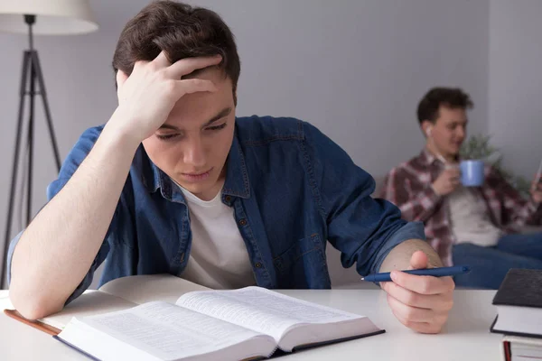 Young guy studying at home. — Stock Photo, Image