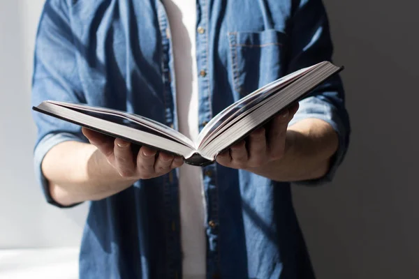 Ragazzo tenendo libro spalancato . — Foto Stock