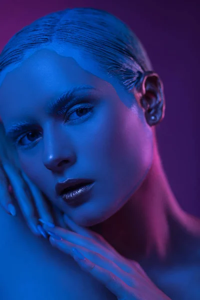 Модель высокой моды с Мэттом Скином на фиолетовой коже . — стоковое фото