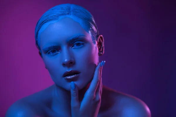 Bella giovane donna sexy in neon blu viola luci — Foto Stock