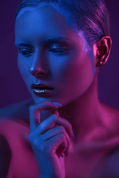 Ragazza triste con trucco creativo in blu e viola luci al neon — Foto Stock