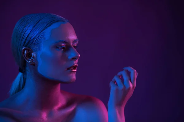 Блакитний фіолетовий портрет сексуальної оголеної моделі в неоновому світлі на темному тлі — стокове фото