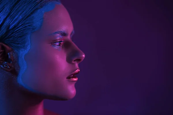 Bíbor fél arca szép, fiatal lány nagy divat modell Neon fényben — Stock Fotó