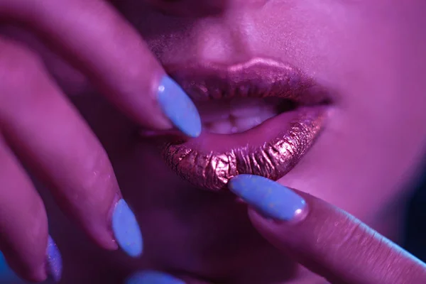 Stijlvolle meisje Model met gouden lippen en heldere nagels. — Stockfoto