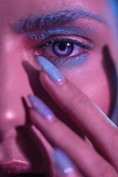 Mata cerah biru dari model gadis bergaya dengan tangan di dekat wajah dalam bingkai . — Stok Foto