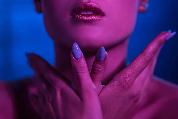 Il volto del modello ragazza su uno sfondo blu con labbra luminose tiene le mani intorno al viso . — Foto Stock