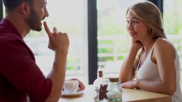 Milující pár má datum v kavárně. — Stock video