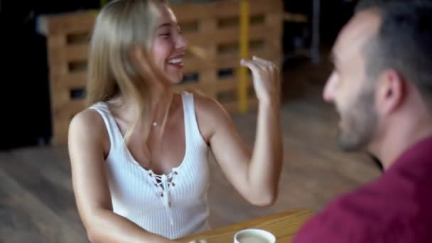 Bella donna flirta con il fidanzato in un appuntamento — Video Stock