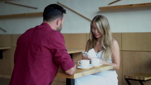 Une femme se dispute avec un homme au café. À l'intérieur — Video