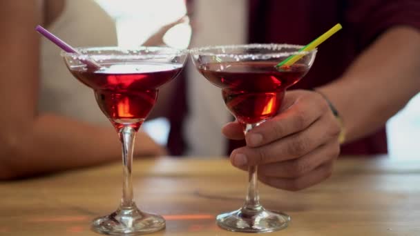 Primer plano de las bebidas alcohólicas para parejas de pie sobre el fondo — Vídeo de stock