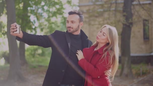 Casal feliz leva selfie no smartphone . — Vídeo de Stock