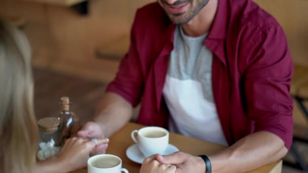 Giovane coppia innamorata seduta in un caffè e prendere un caffè — Video Stock