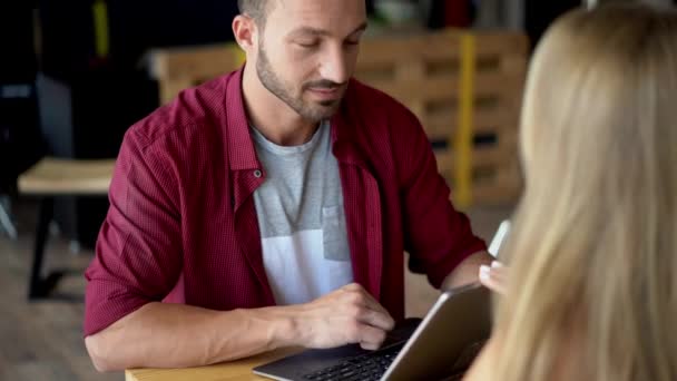 Paar verliefd chatten in sociaal netwerk tijdens datum — Stockvideo