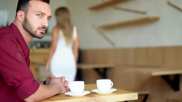 Couple bien-aimé avoir querelle dans le café et la gelée — Video