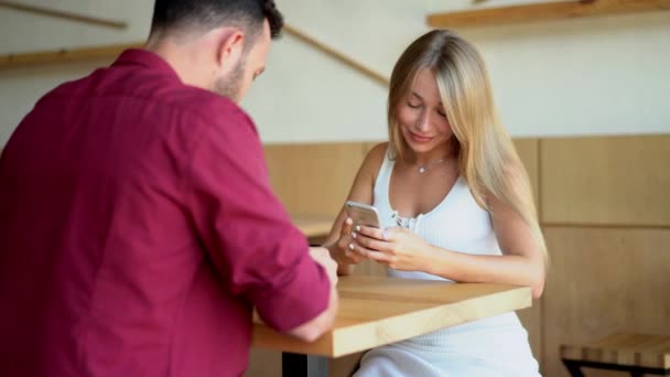 Casal apaixonado conversando em rede social durante a data — Vídeo de Stock