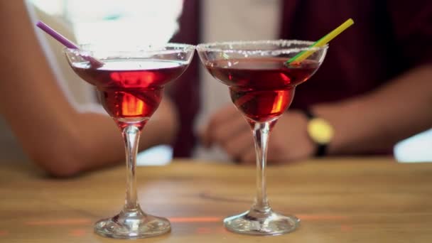 Schoonheid paar plezier in het café met cocktails — Stockvideo