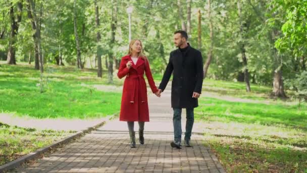 Pareja joven divirtiéndose en el parque el día de primavera — Vídeos de Stock