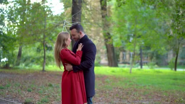 Νεαρό ζευγάρι έχοντας διασκέδαση στο πάρκο στην άνοιξη της Ευρώπης — Αρχείο Βίντεο