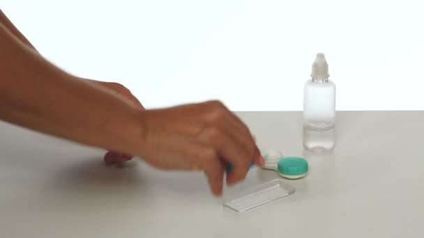 Péče o kontaktní čočky. — Stock video