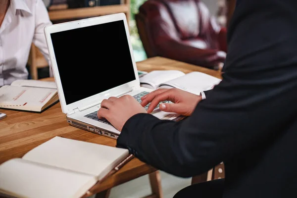 Vista de perto das mãos dos homens que trabalham no laptop — Fotografia de Stock