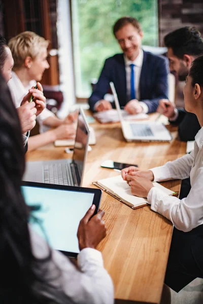 Samarbetspartners förhandlar i ett konferensrum — Stockfoto