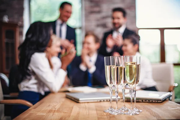 Champanhe para homens de negócios na reunião. Foco seletivo — Fotografia de Stock